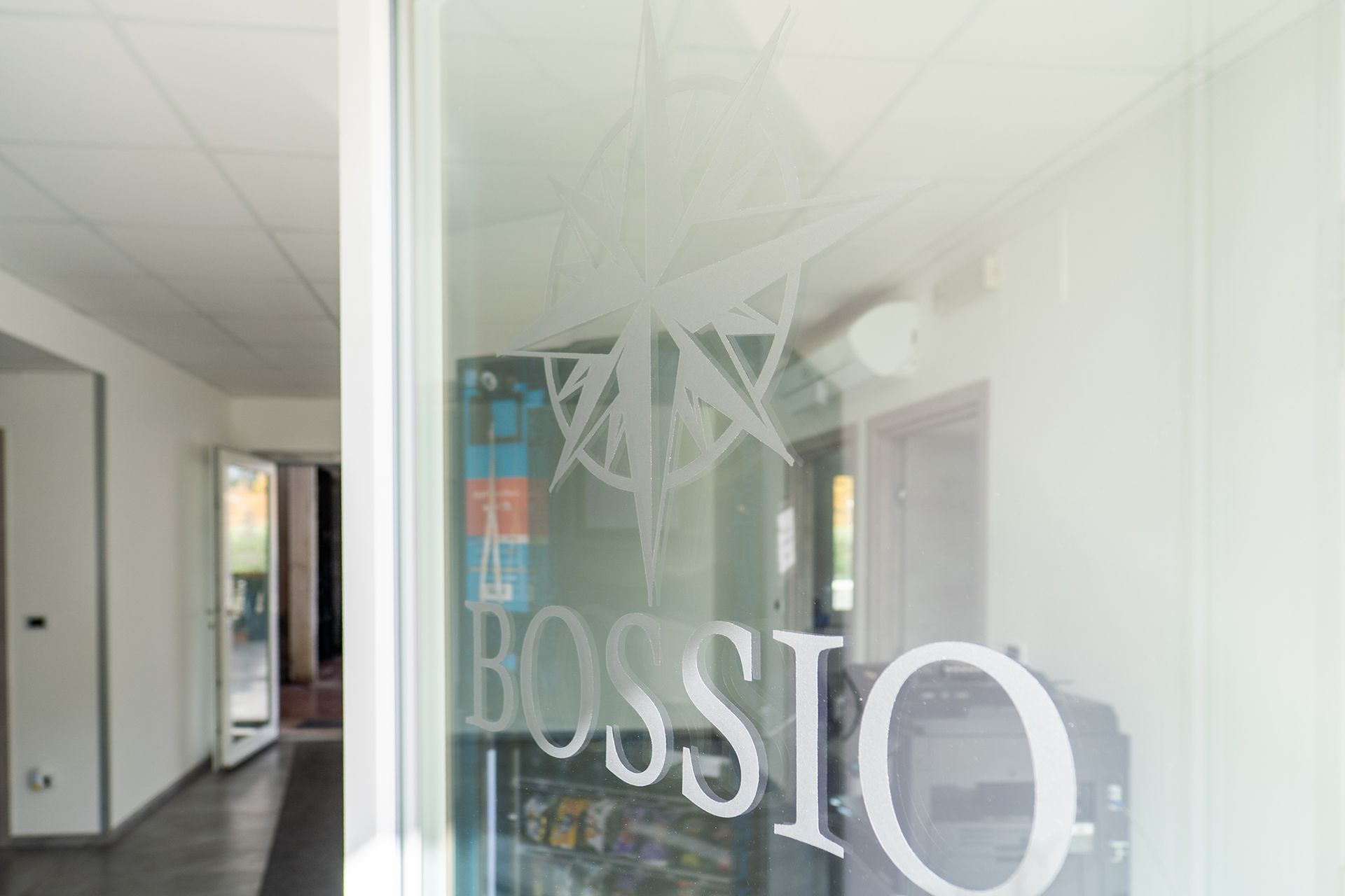 Porta in vetro con logo inciso 