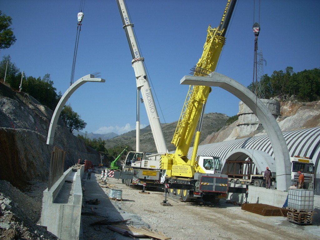 Una grande gru gialla viene utilizzata per costruire un tunnel