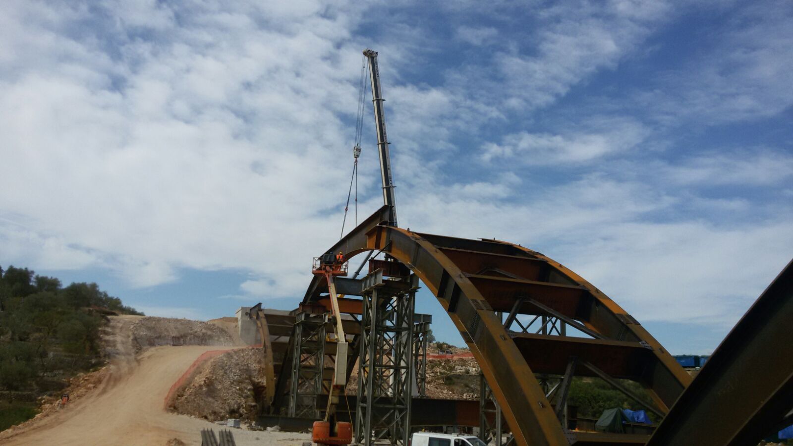 Si sta costruendo un ponte su una strada sterrata.