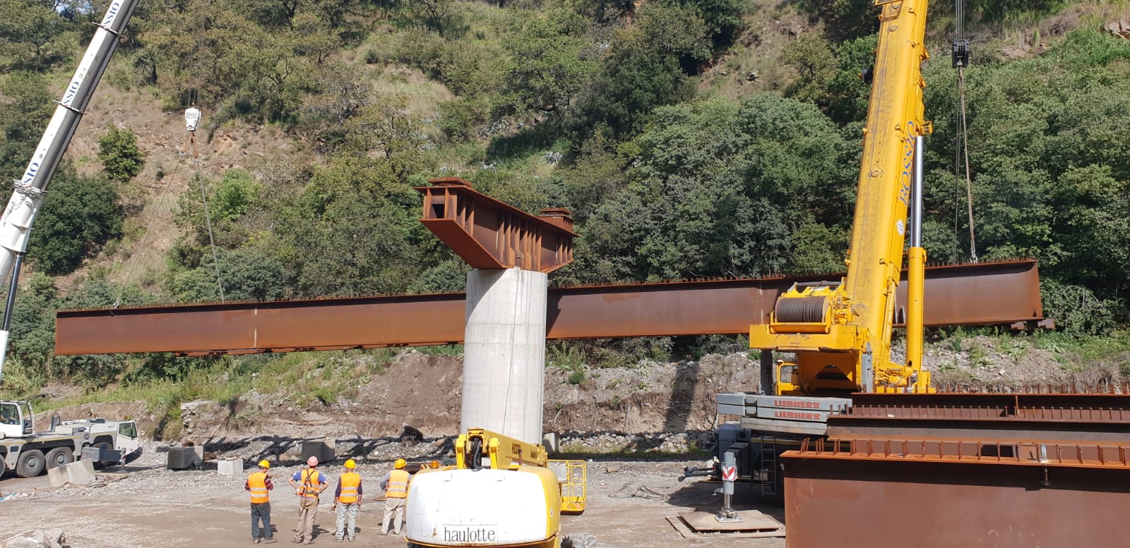 Un gruppo di operai edili sta lavorando su un ponte.