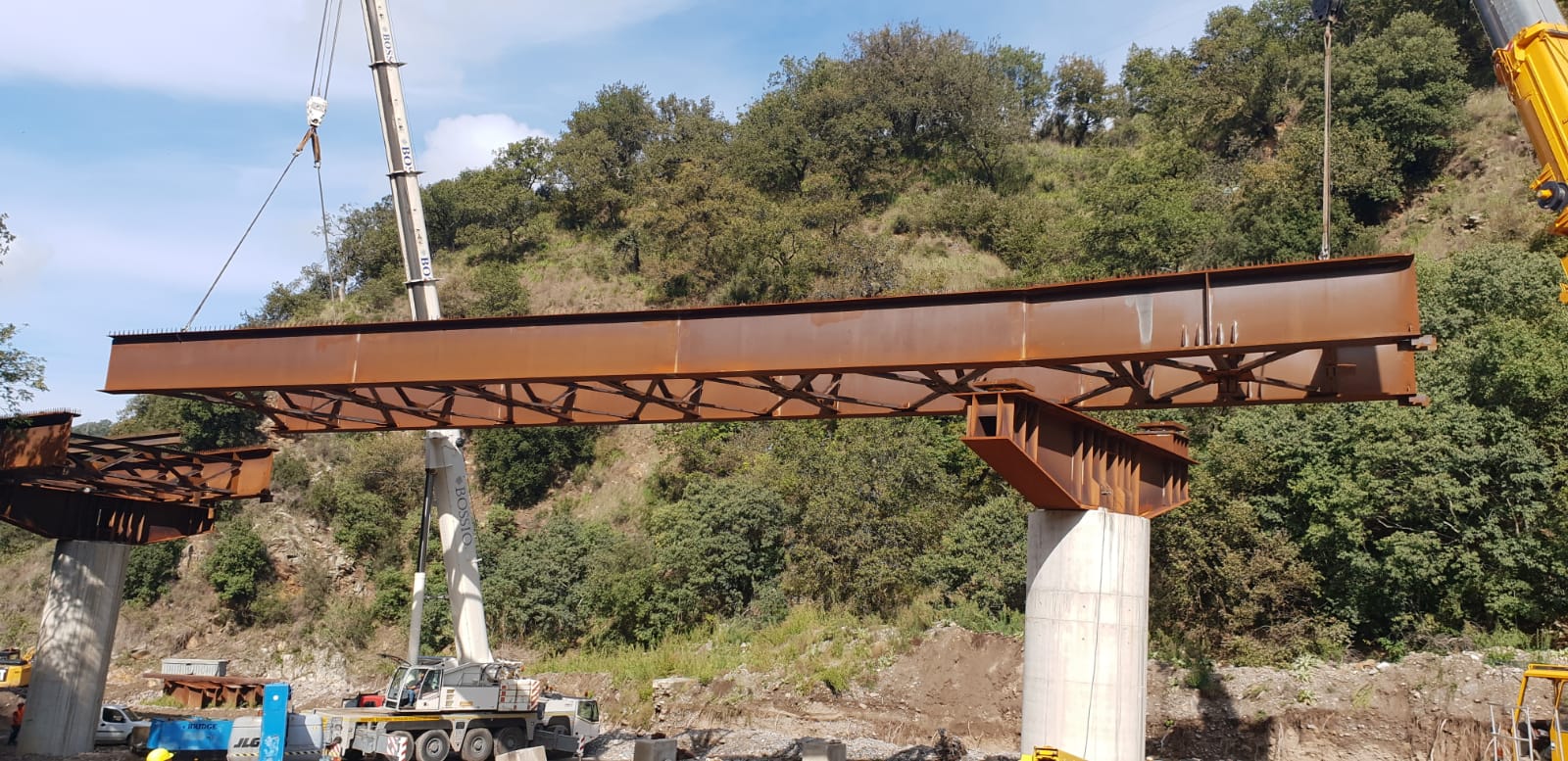 Un grosso pezzo di metallo viene sollevato da una gru.