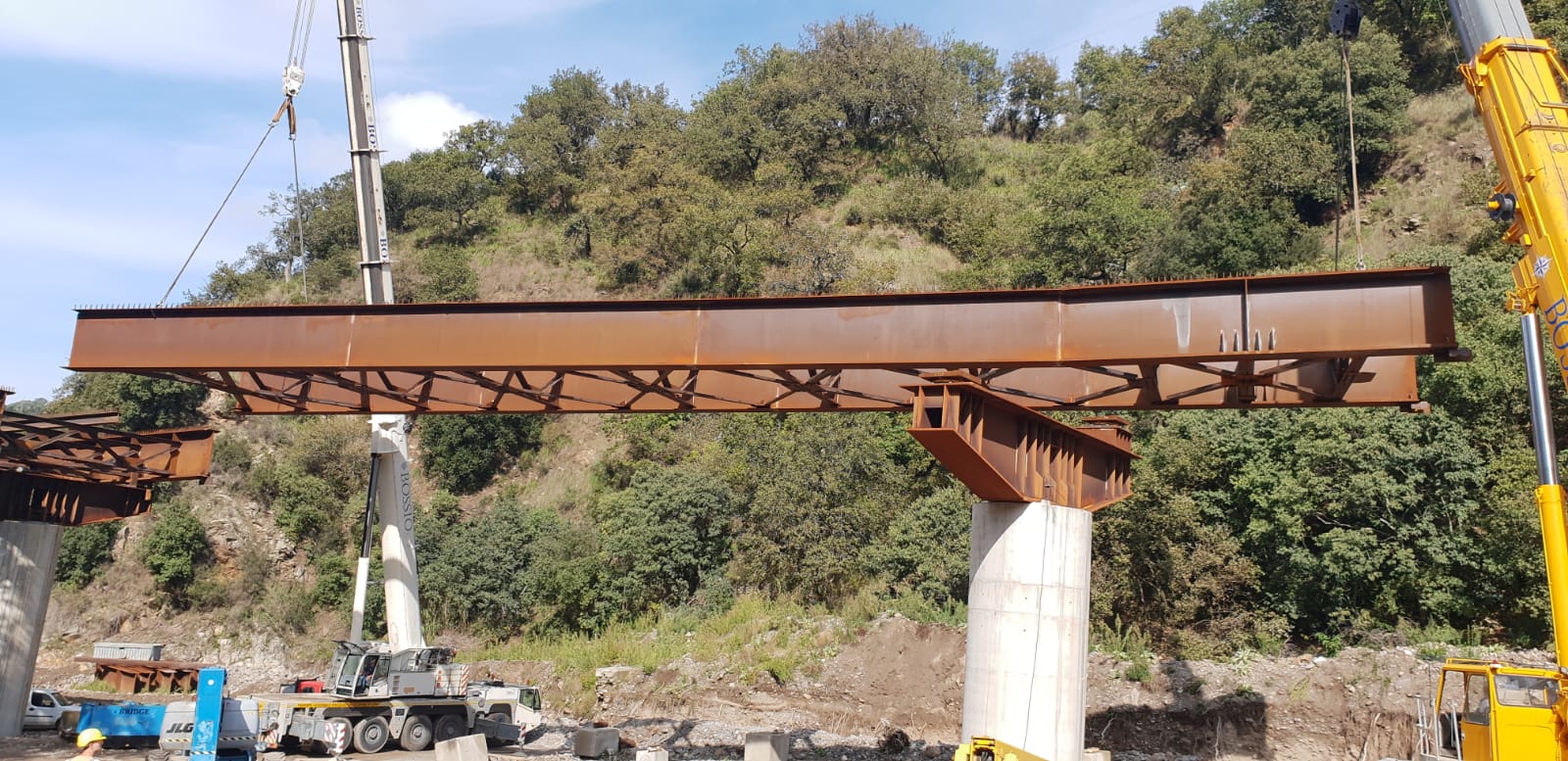 Un grosso pezzo di metallo viene sollevato da una gru.