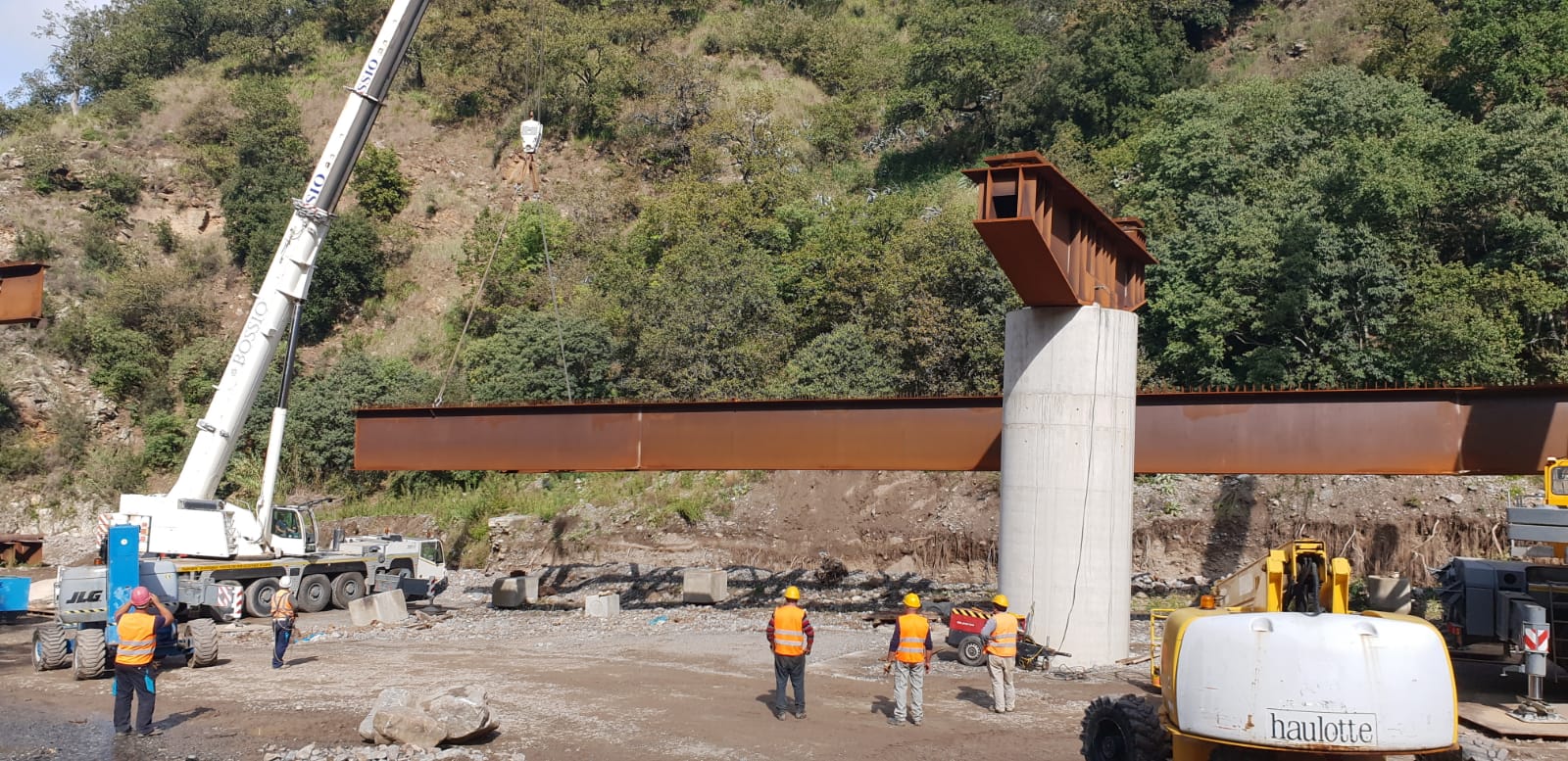 Un gruppo di operai edili sta lavorando su un ponte.