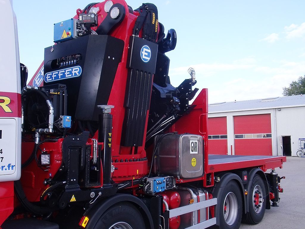 Un camion rosso con la scritta