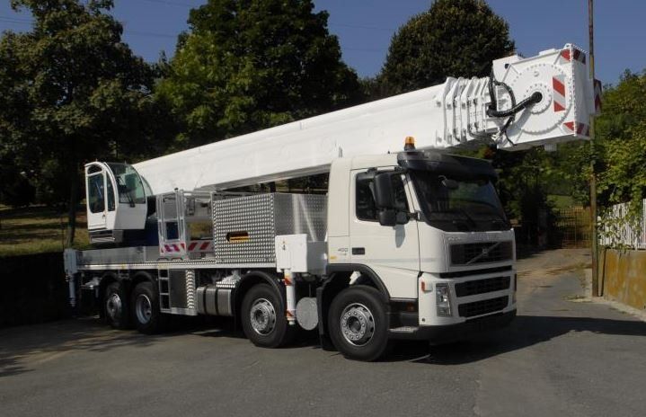 Un camion bianco con una gru sopra
