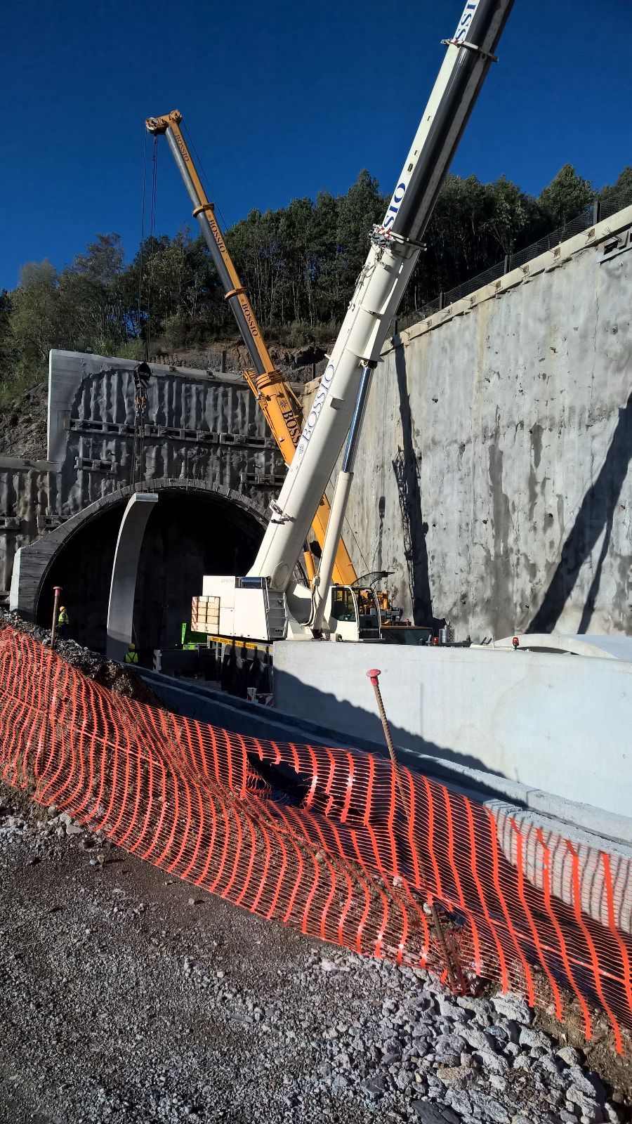 Una grande gru viene utilizzata per costruire un tunnel.