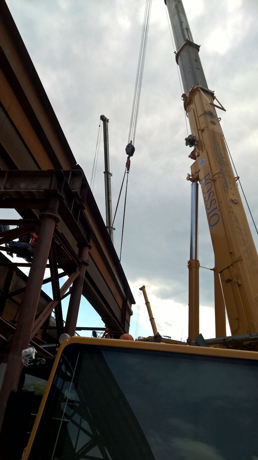 Operazioni di montaggio di strutture prefabbricate