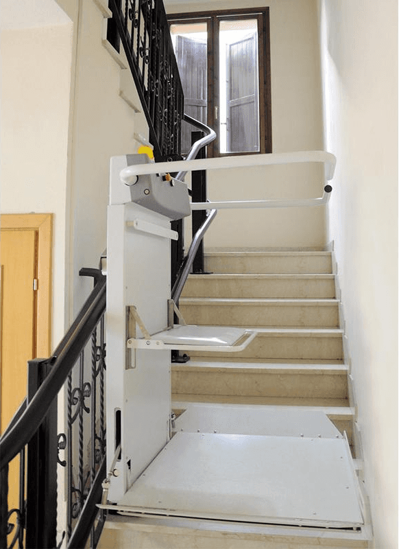 montascale a pedana su scala privata