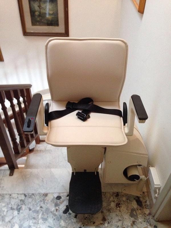 seduta di un montascale per scale curve