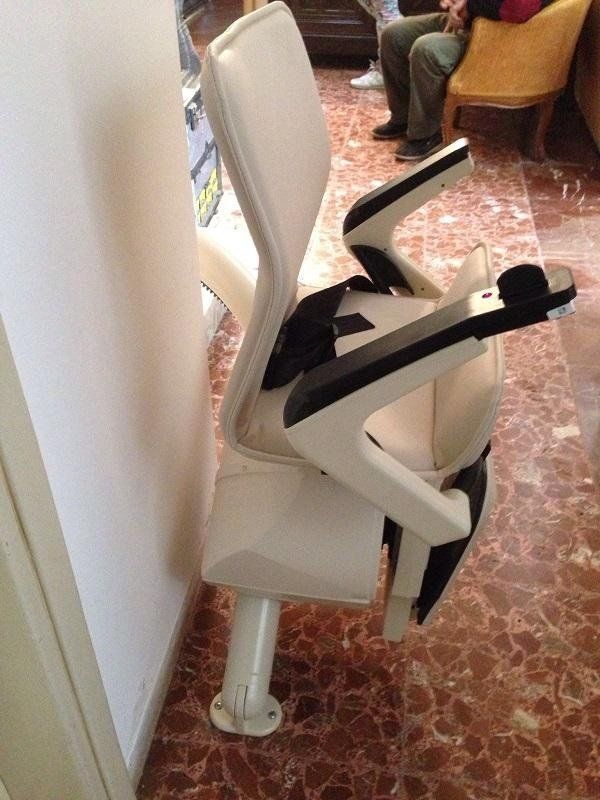 montascale bianco per scale curve