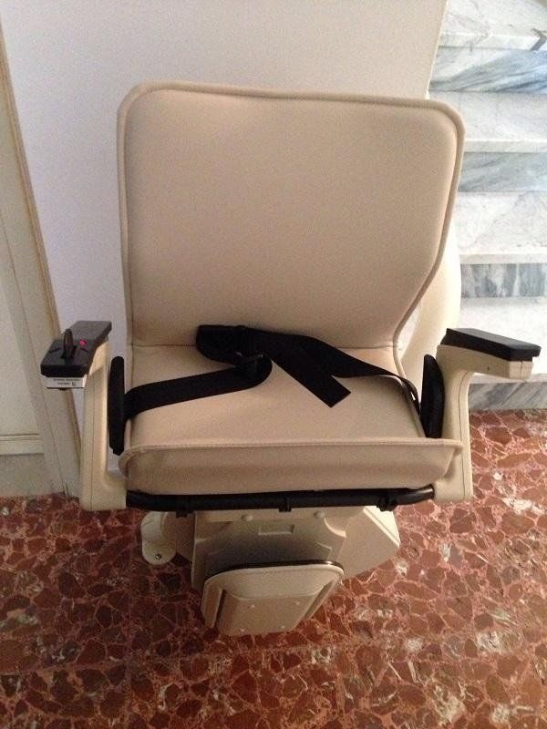 montascale con seduta bianca per scale curve