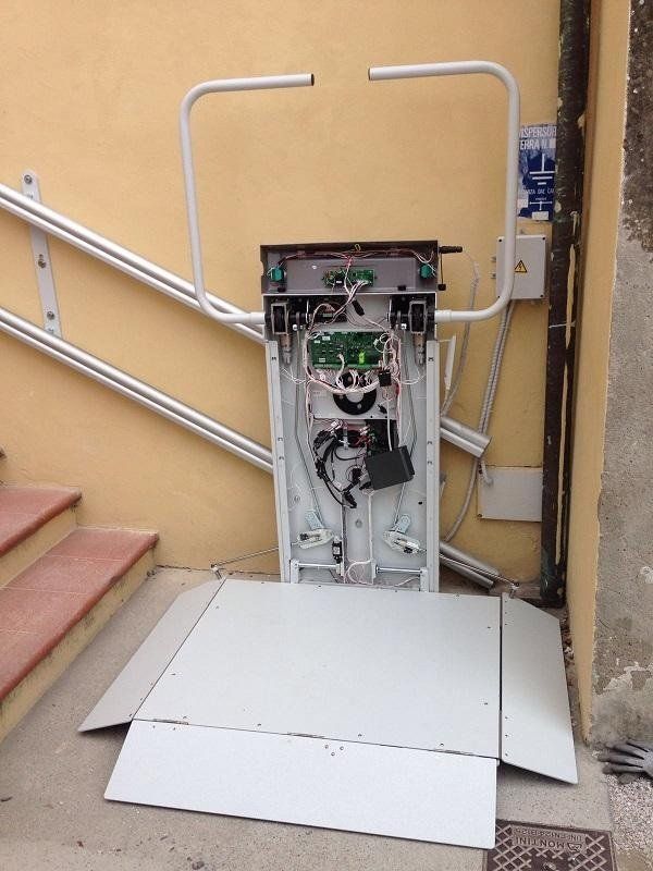 montascale a pedana su scala esterna di una casa