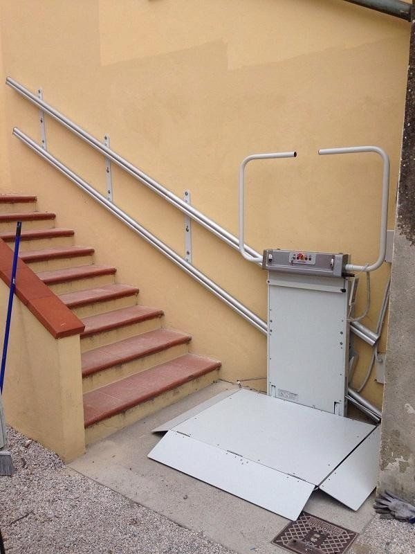 pedana con montascale su scala esterna