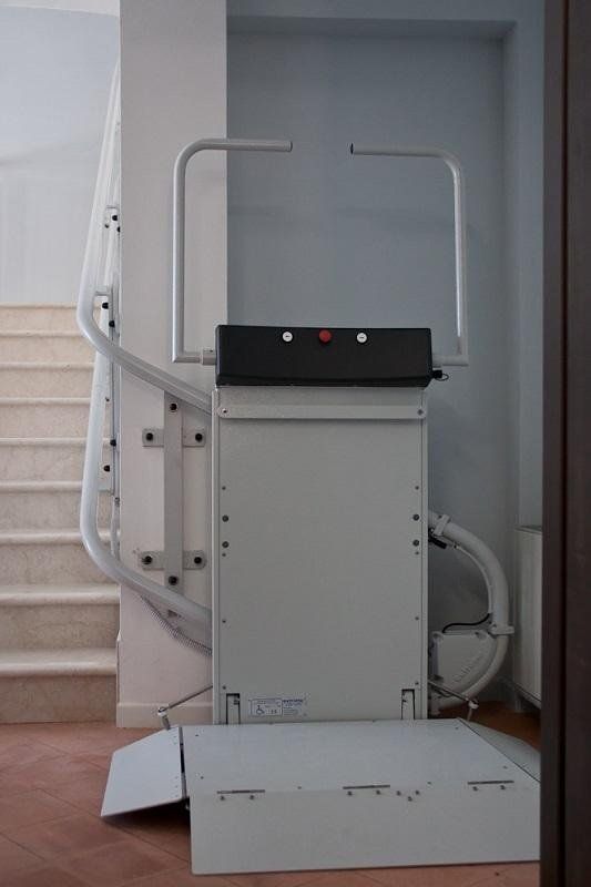 montascale a pedana per scale curvilinee