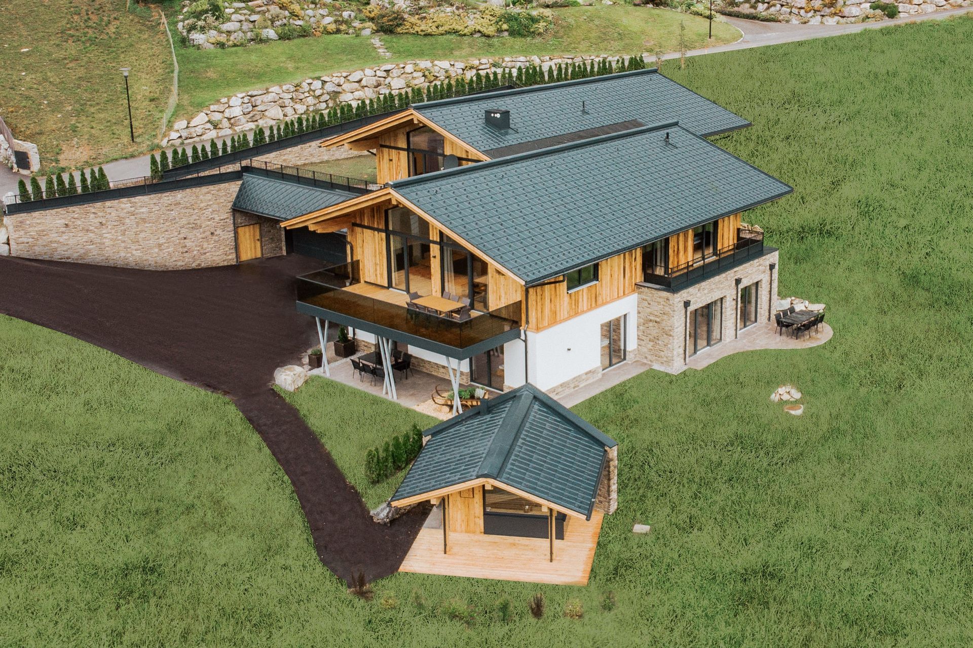 Eine Luftaufnahme eines großen Hauses inmitten einer Wiese.