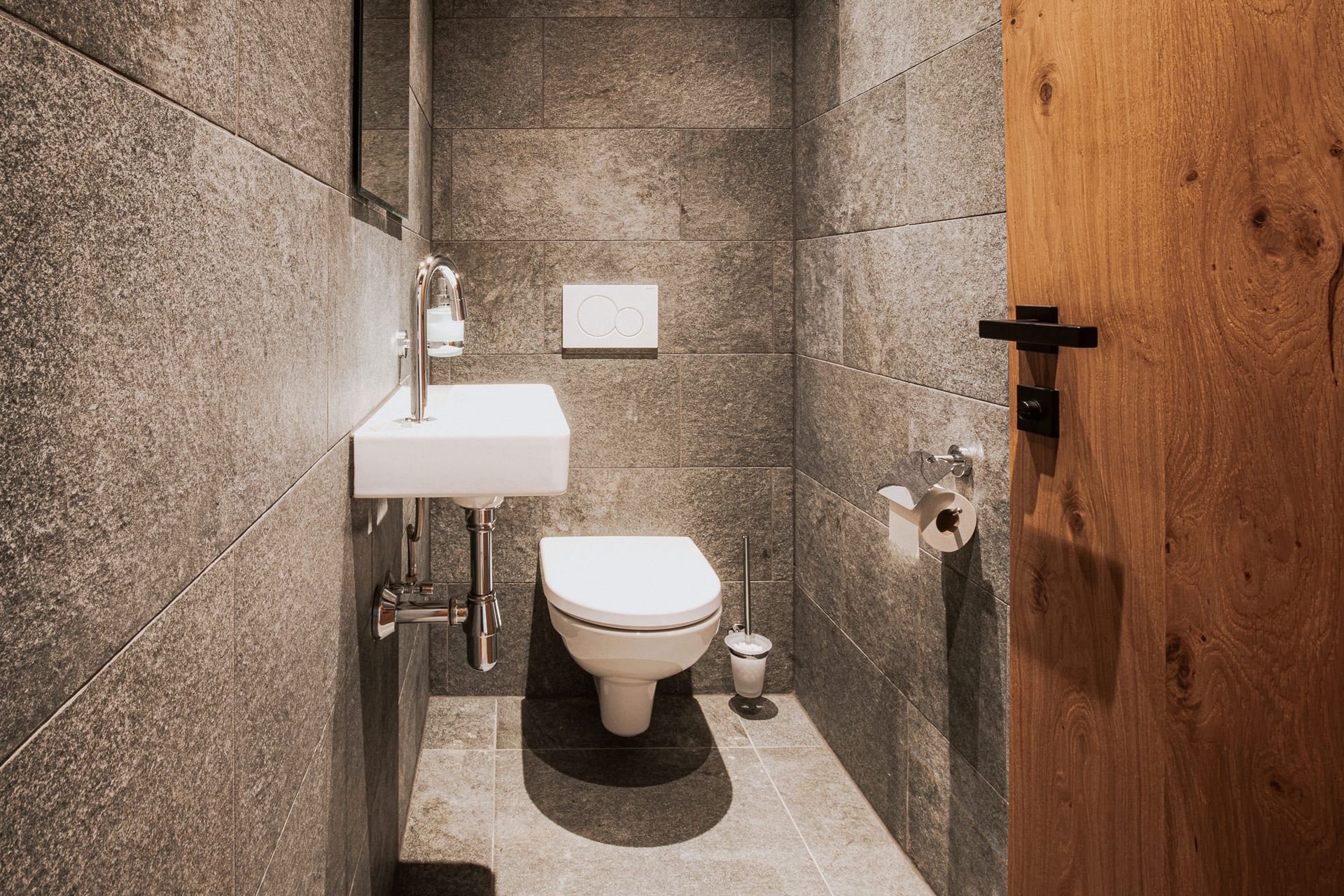 Ein Badezimmer mit Toilette, Waschbecken und Spiegel.