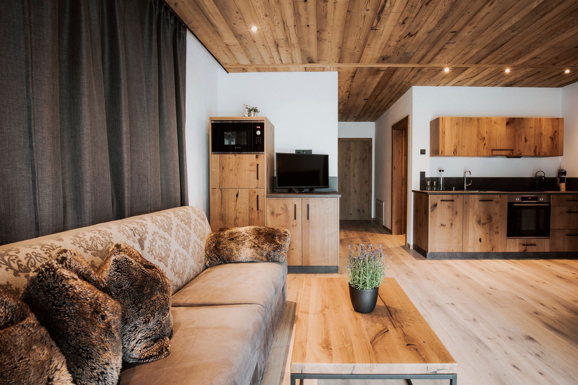 Ein Wohnzimmer mit Couch, Tisch und Fernseher