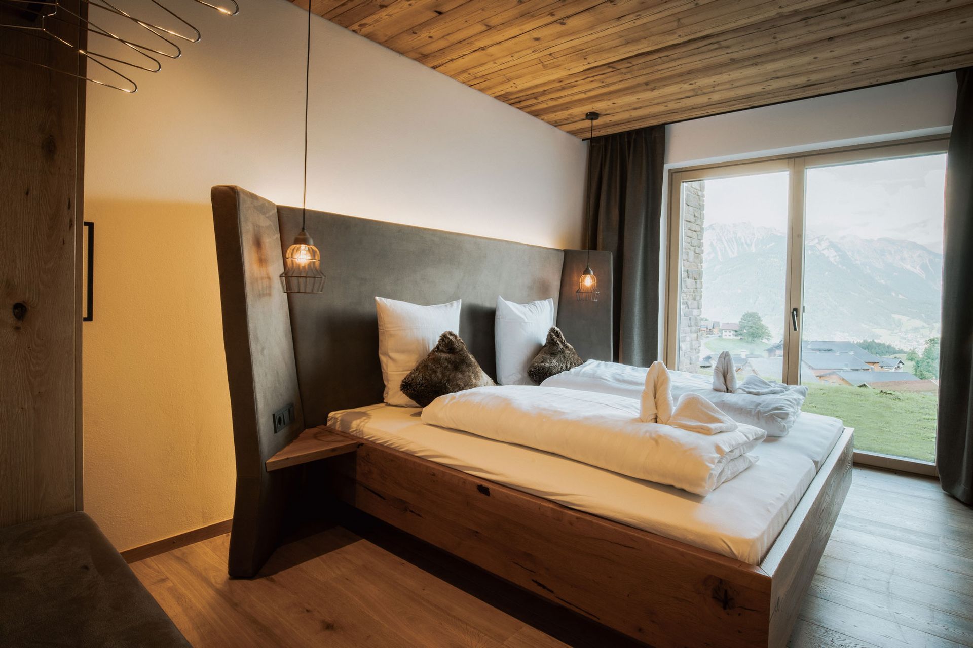 Ein Schlafzimmer mit großem Bett und großem Fenster.