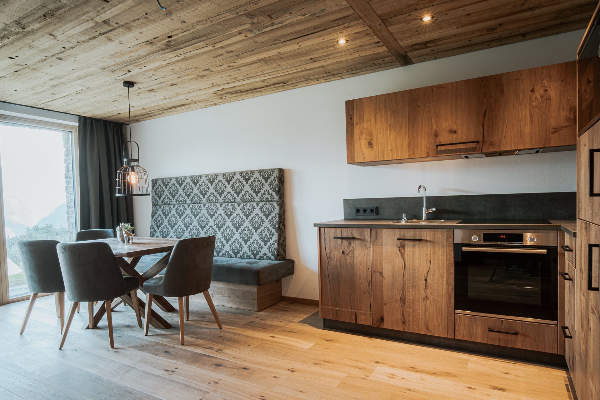 Eine Küche mit Holzschränken, einem Tisch und Stühlen.