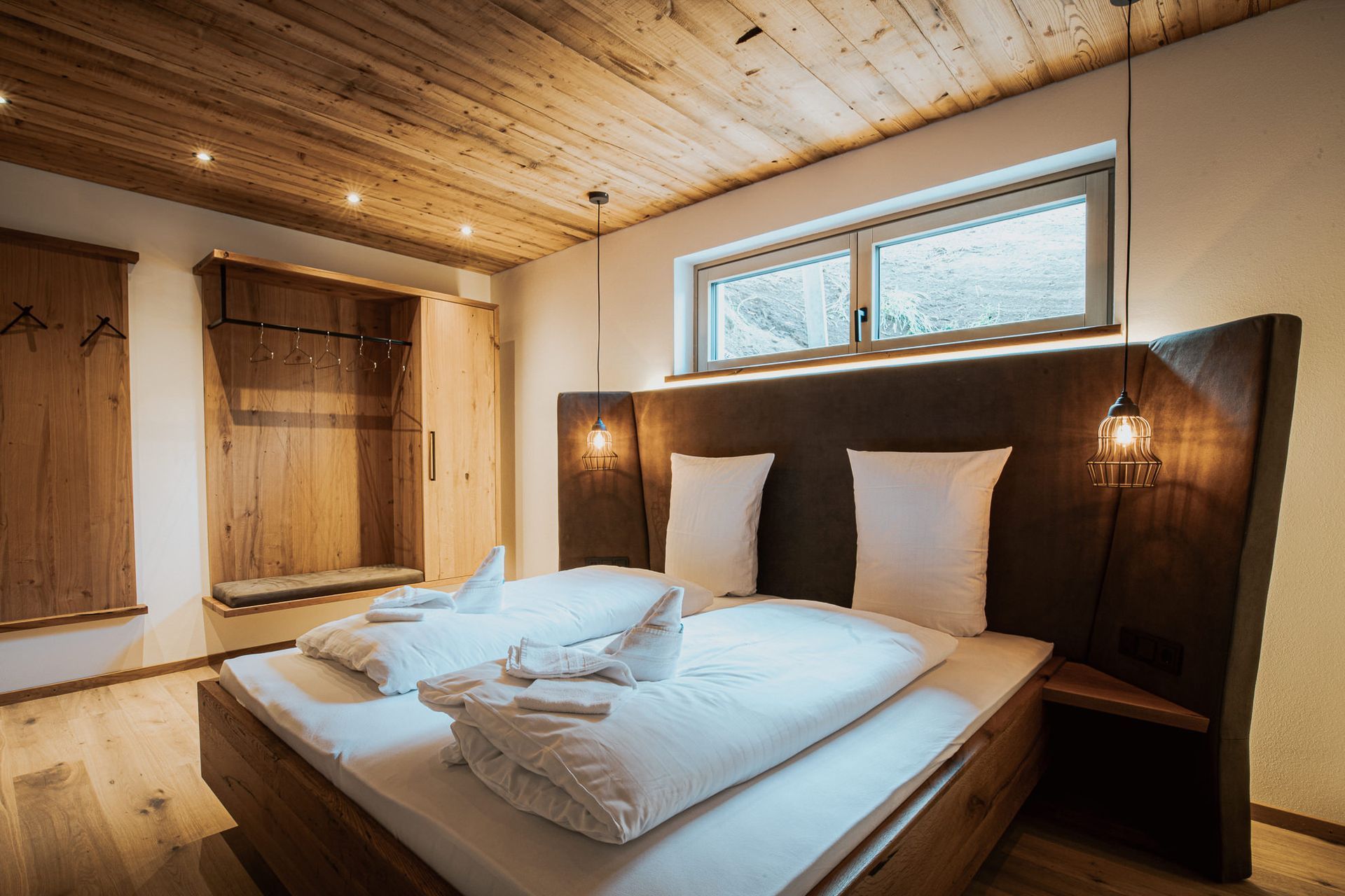 Ein Schlafzimmer mit großem Bett und Fenster.