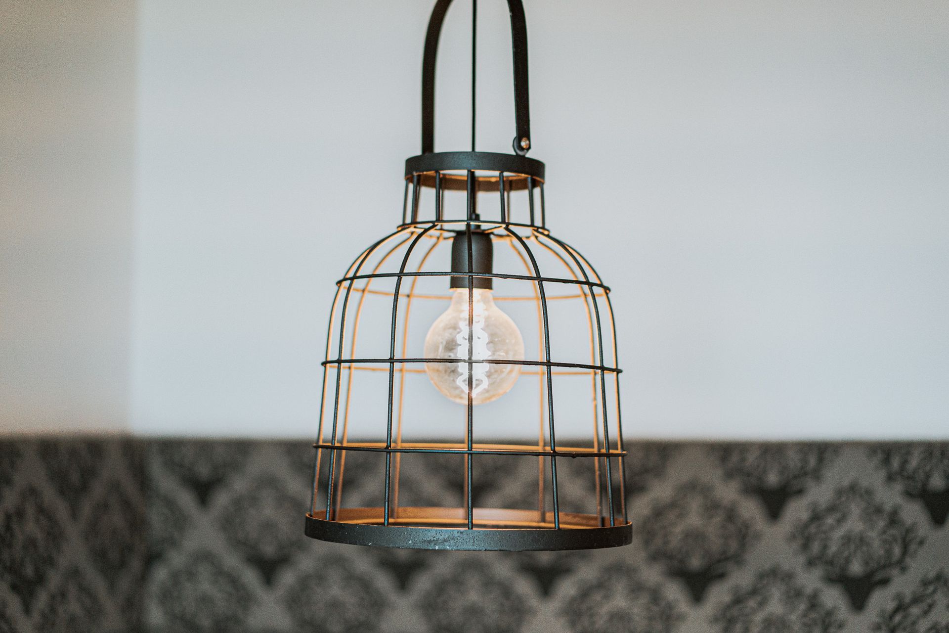 Von der Decke hängt eine Leuchte mit einer Glühbirne darin.