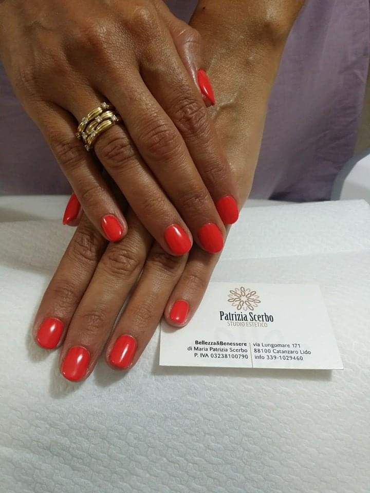 mani dopo una seduta di manicure