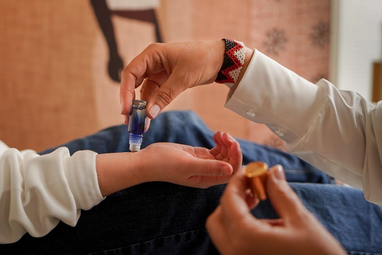 Silhouetfiguren, verbonden door lijnen, vormen een netwerk op een donkere achtergrond.