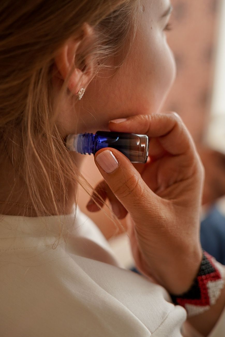 Silhouetfiguren, verbonden door lijnen, vormen een netwerk op een donkere achtergrond.