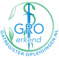 Logo: Blauw zwaard verstrengeld met groene slang, tekst 