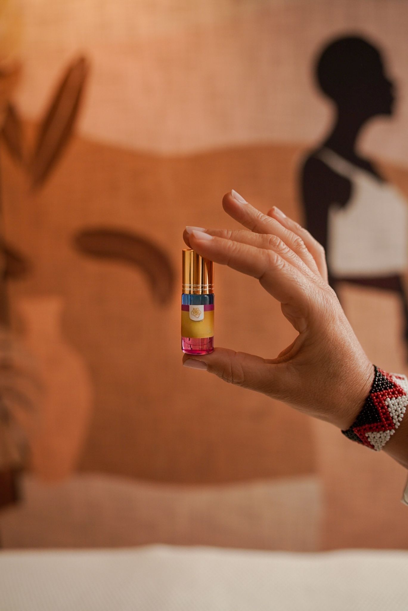 Silhouetfiguren, verbonden door lijnen, vormen een netwerk op een donkere achtergrond.