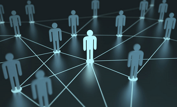 Silhouetfiguren, verbonden door lijnen, vormen een netwerk op een donkere achtergrond.