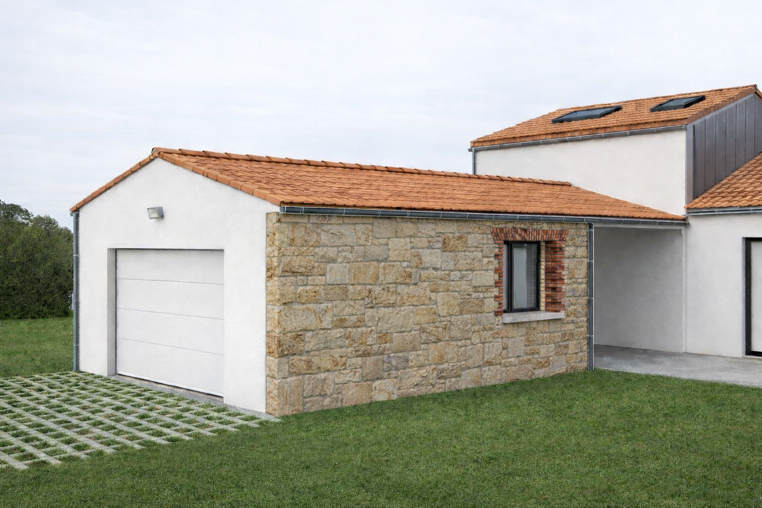 Maison à deux étages avec balcon et portes de garage blanches sous un ciel bleu.