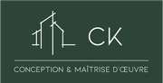 Logo représentant un contour de bâtiment et les initiales CK. En dessous, la baseline est inscrite sur un fond vert foncé.