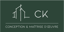 Logo représentant un contour de bâtiment et les initiales CK. En dessous, la baseline est inscrite sur un fond vert foncé.