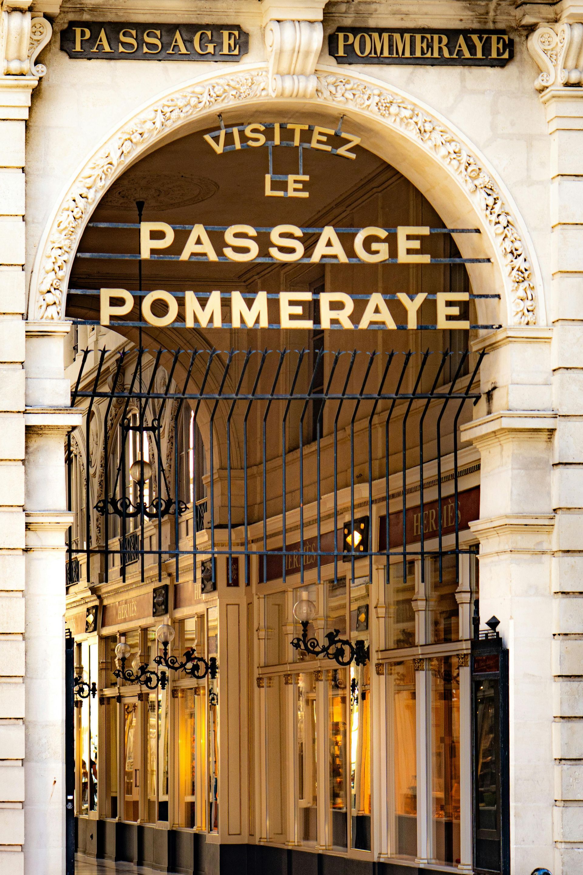 Entrée de l'arche du passage Pommeraye à Nantes.