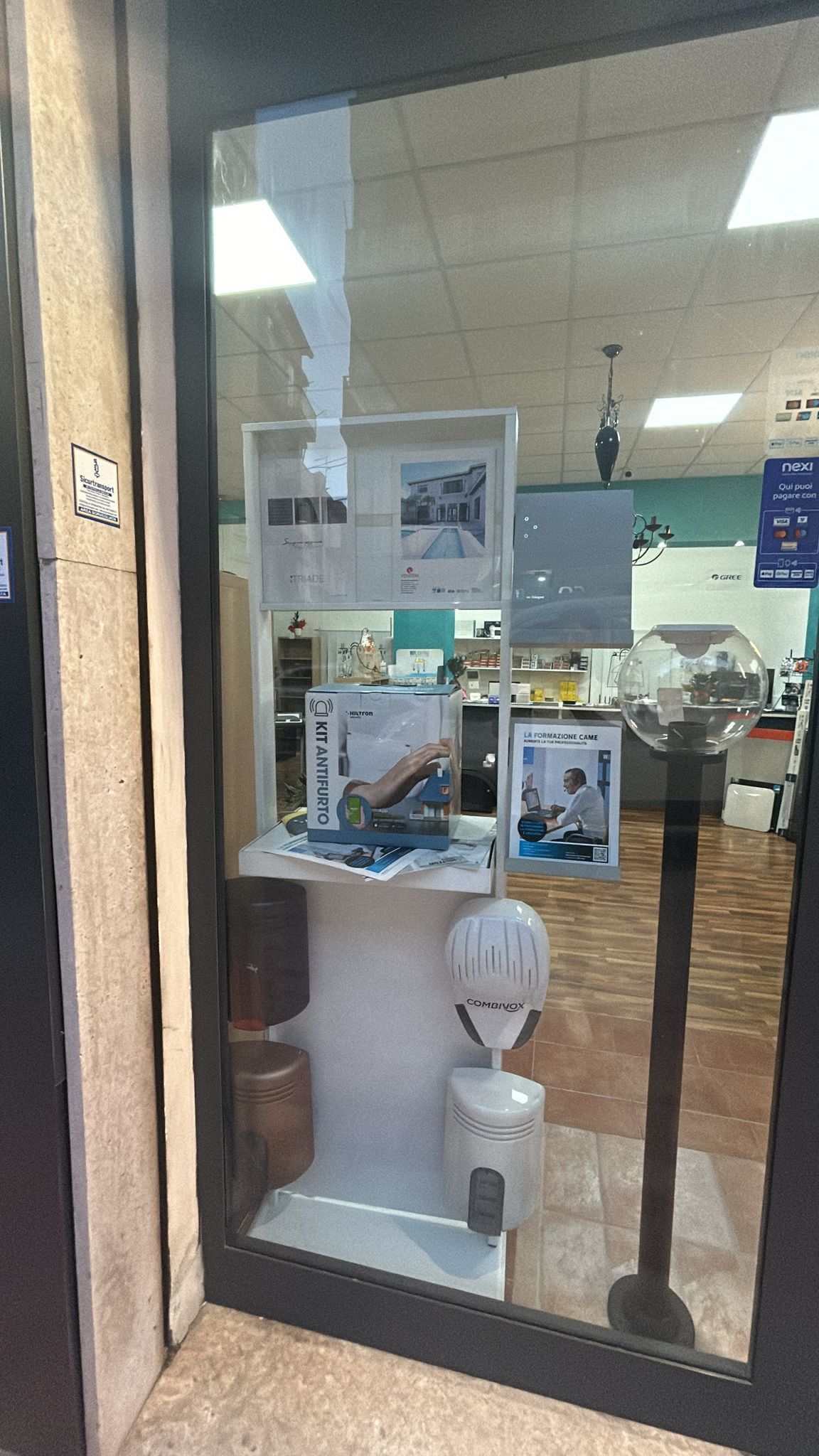 La facciata di un negozio con una porta a vetri e un'esposizione in vetrina.