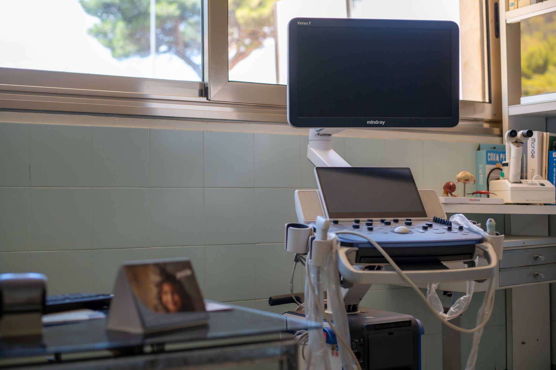 Un apparecchio per l'ecografia è posizionato in una stanza vicino a una finestra.