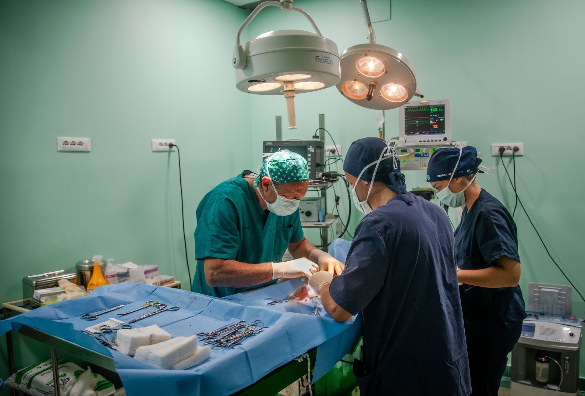 Un gruppo di chirurghi sta operando un paziente in sala operatoria.