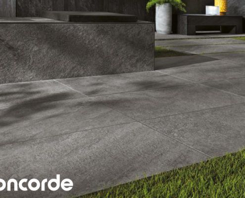 Ein grauer Fliesenboden mit dem Wort Concorde darauf