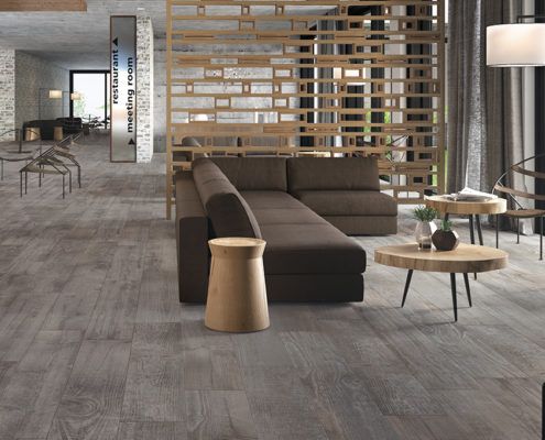 Ein Wohnzimmer mit einem Sofa und zwei Tischen