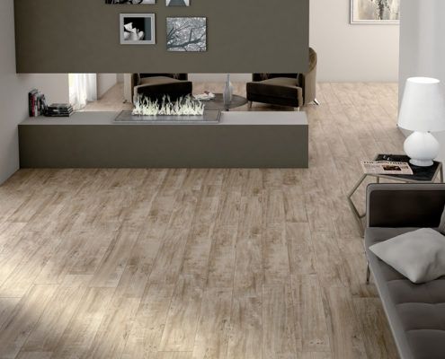 Ein Wohnzimmer mit Fliesenboden und Kamin.