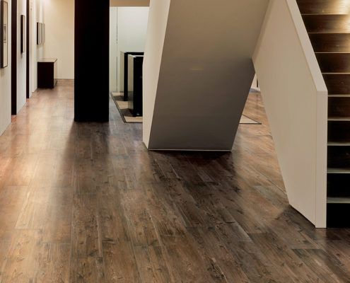 Ein Flur mit Fliesenböden und Treppen in einem Haus