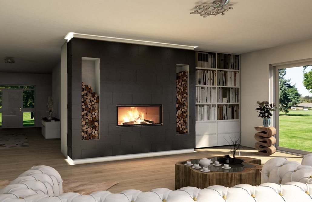 Ein Wohnzimmer mit Kamin und Couch