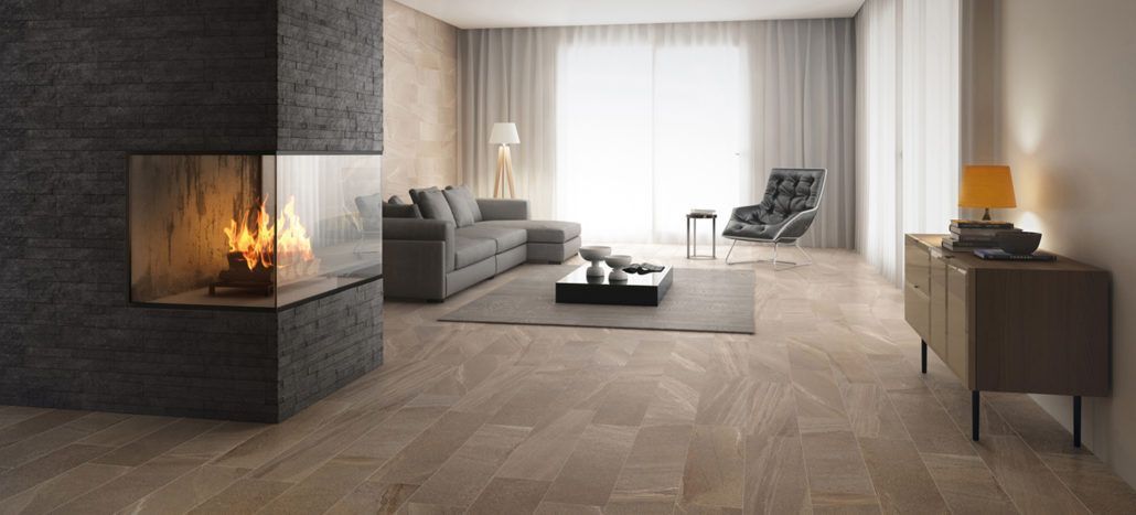 Ein Wohnzimmer mit Kamin und Couch