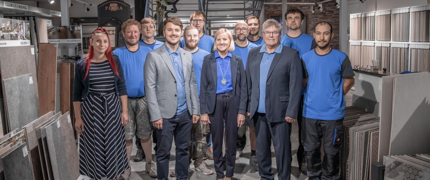Ein Gruppenfoto von Mitarbeitern von Fifex in Schauraum
