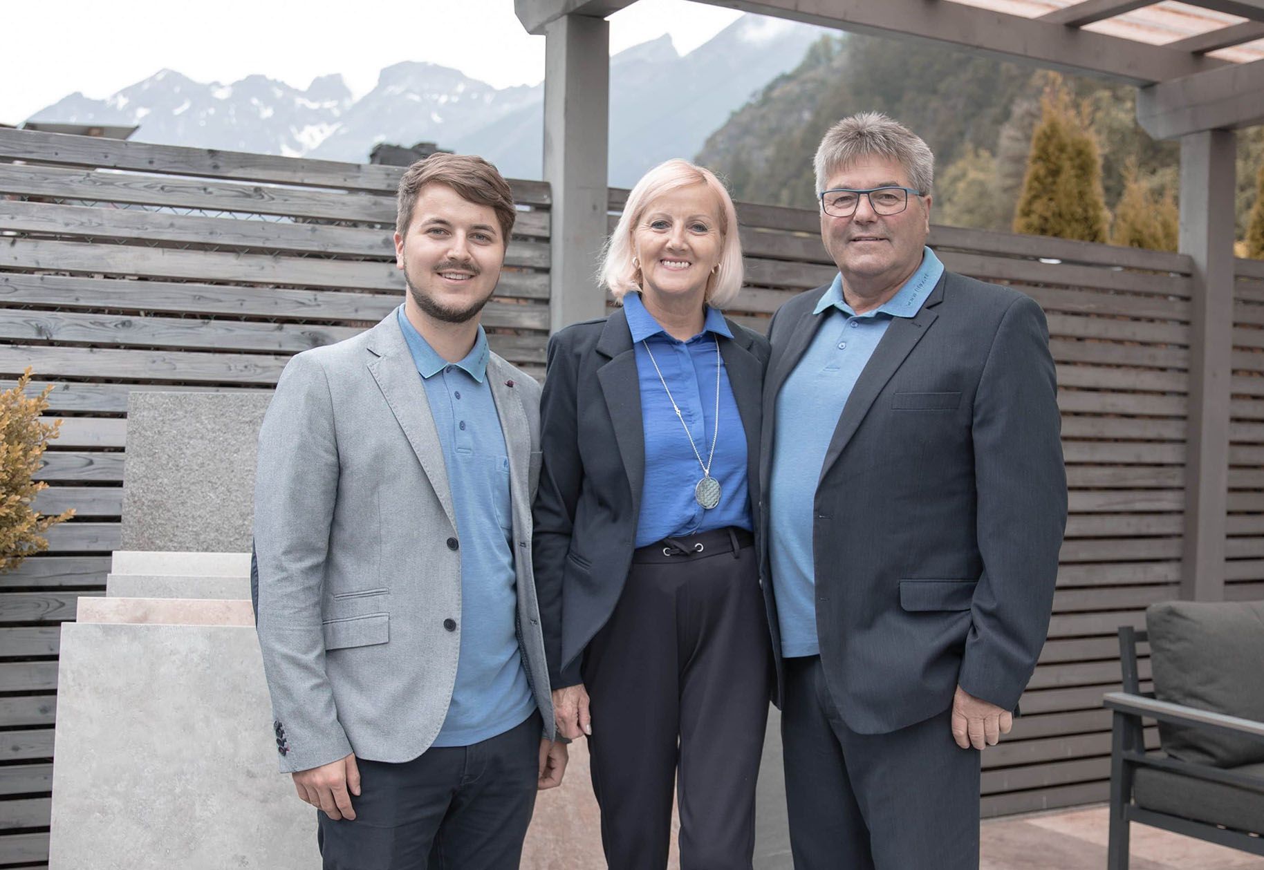 Ein Mann im Anzug und eine Frau im blauen Hemd stehen nebeneinander.