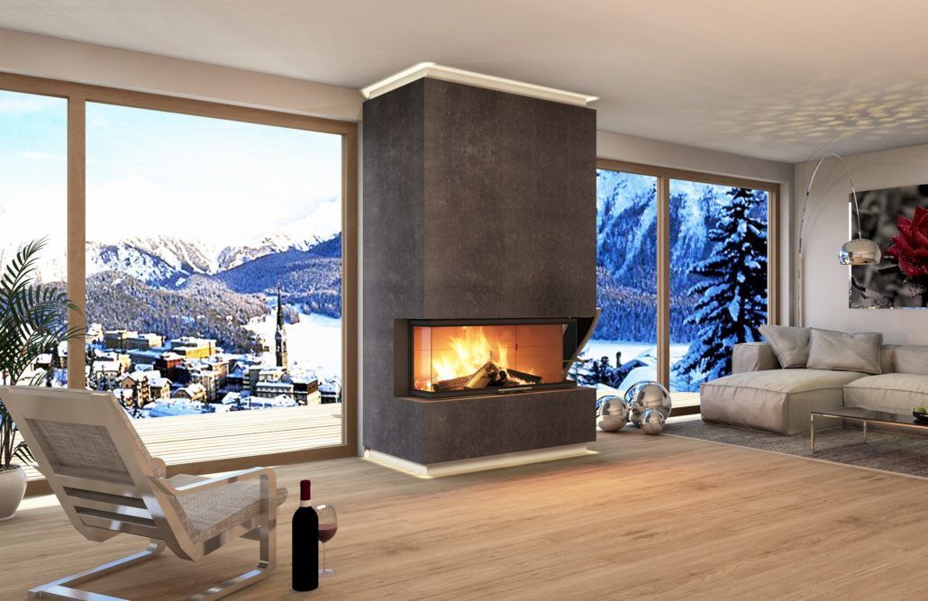 Ein Wohnzimmer mit Kamin, Couch, Sessel und einer Flasche Wein.