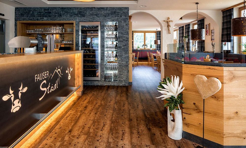 Ein Restaurant mit Holzboden und Holztheke.