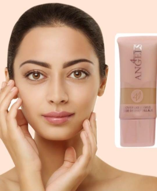 Mujer con las manos en la cara, mirando a la cámara. Tubo de base de maquillaje Pink Angels.