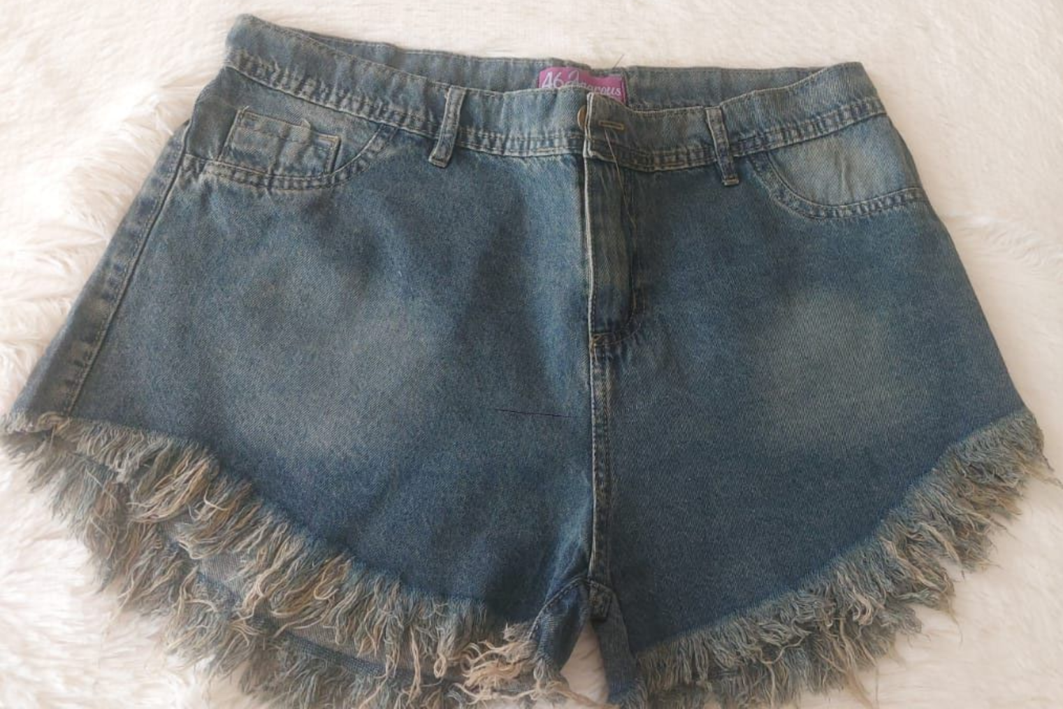 Pantalones cortos vaqueros con bajo deshilachado.